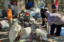 Warga RT 32 Mendongan Gelar Aksi Bersih dan Pilah Sampah, Hasil Penjualan untuk Penerangan Jalan